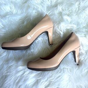 NWOT Clarks Nude Heels